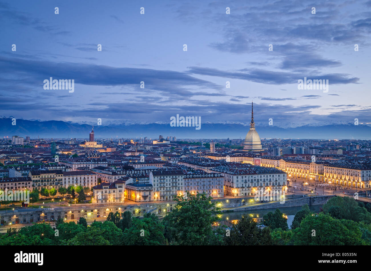 Turín (Torino), panorámica de alta definición de crepúsculo Foto de stock