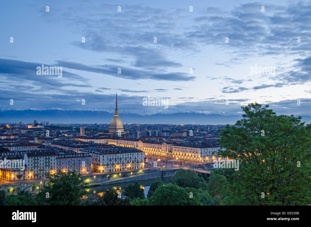 Turín (Torino), panorámica de alta definición de crepúsculo Foto de stock