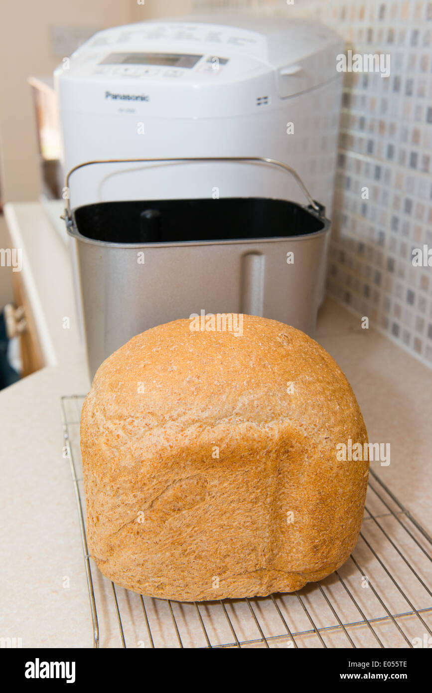 Un pan recién hecho de una panificadora. Foto de stock