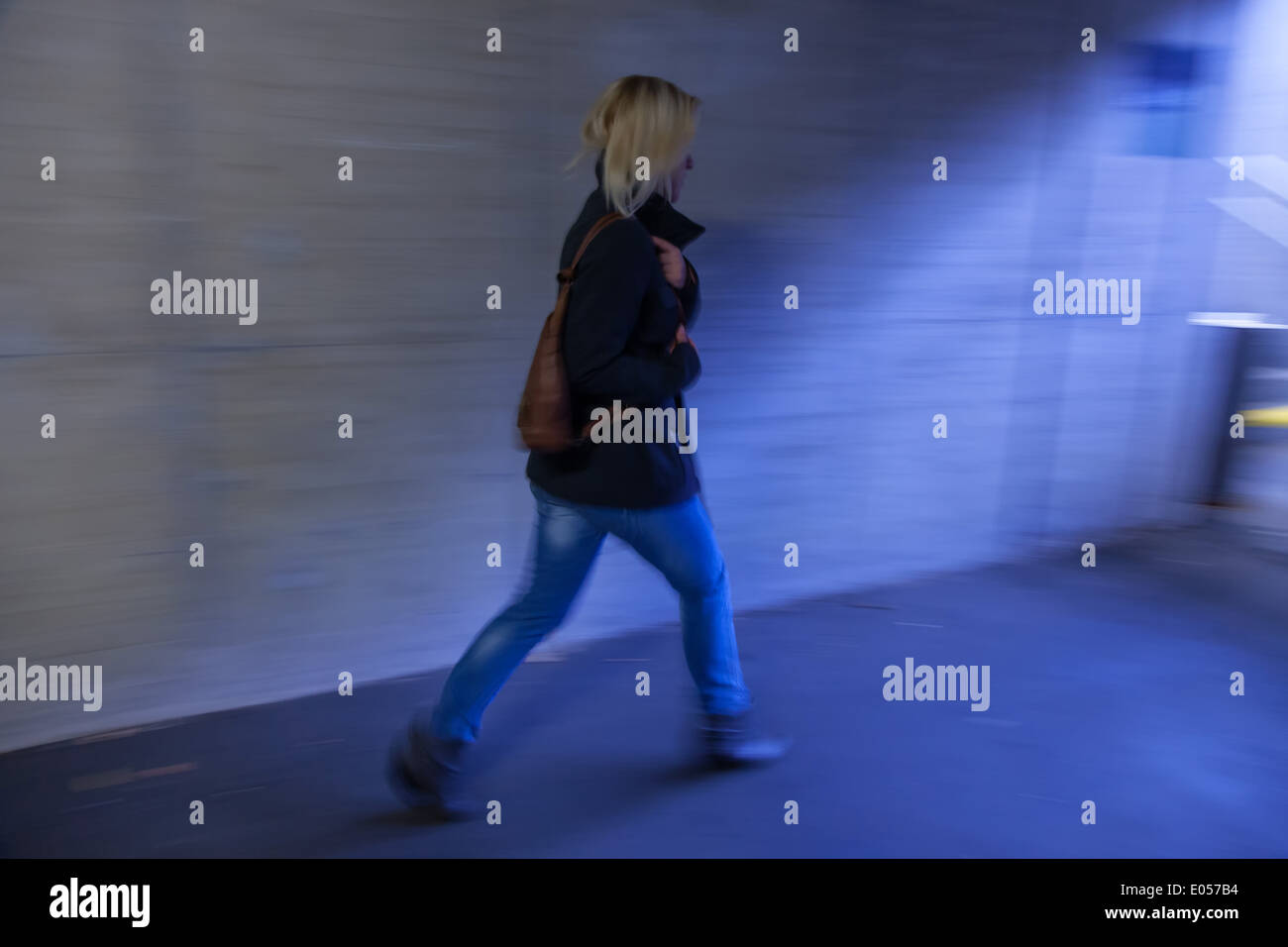 Una joven en un paso subterráneo para peatones es miedo de molestia y la actividad delictiva, Eine junge Frau en einer Unterfuehrun Foto de stock
