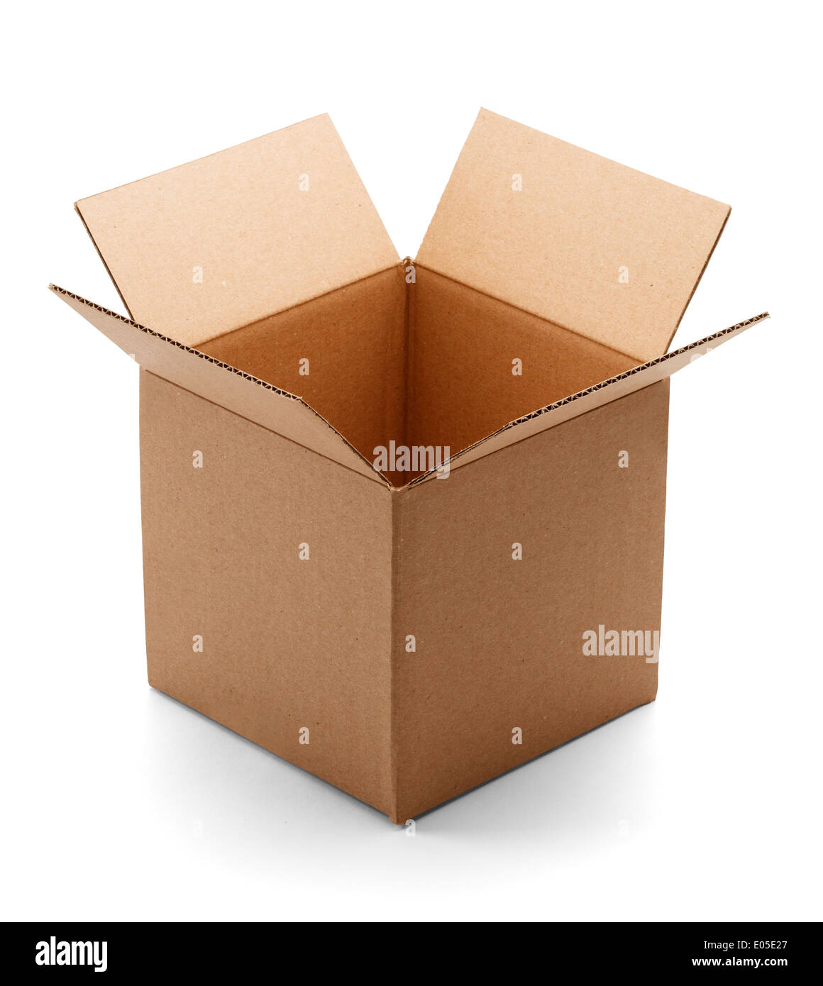 Caja de cartón marrón vacía y abierta isloated sobre un fondo blanco. Foto de stock