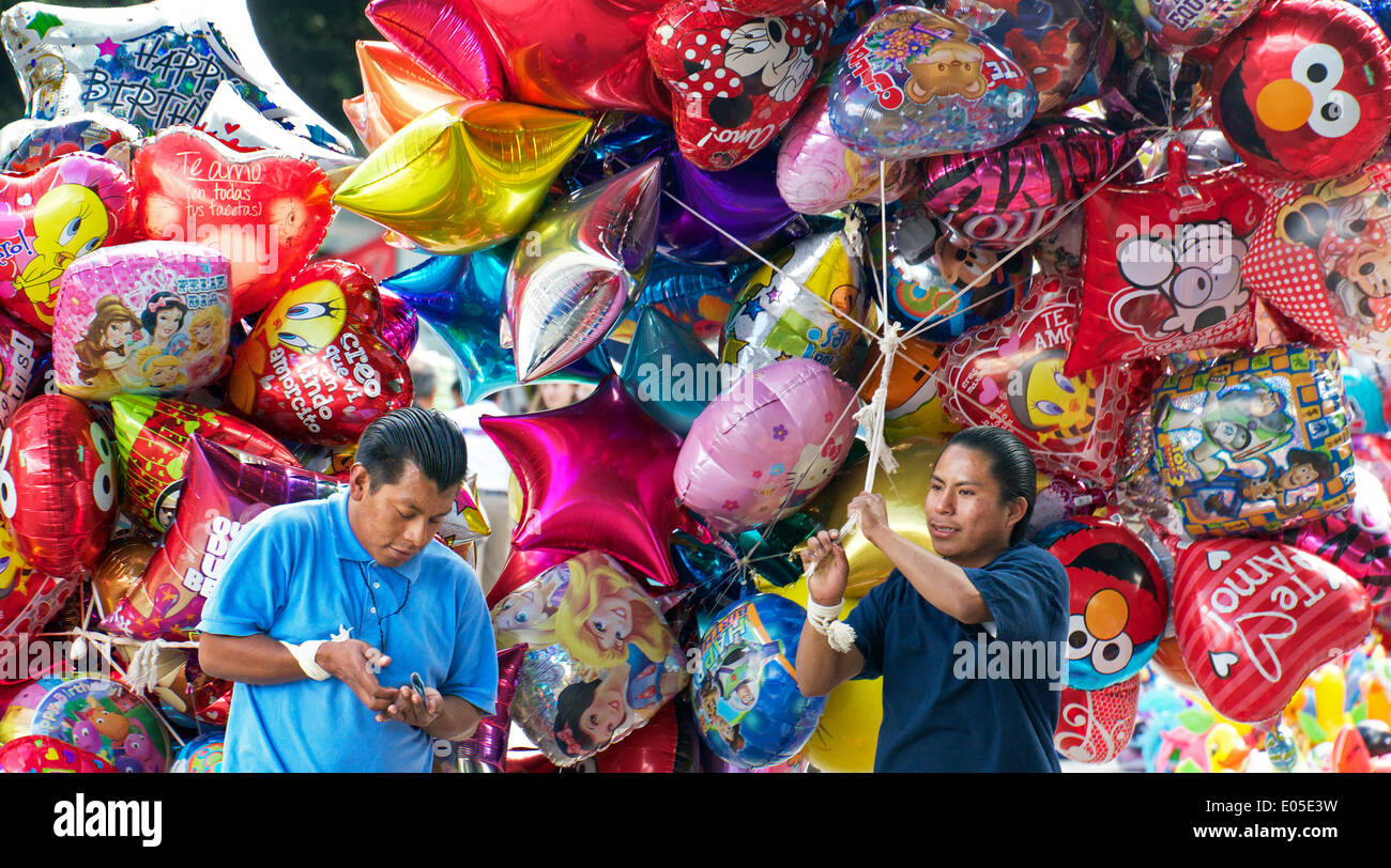Dos vendedores de globo el zócalo de la ciudad de Oaxaca México Foto de stock