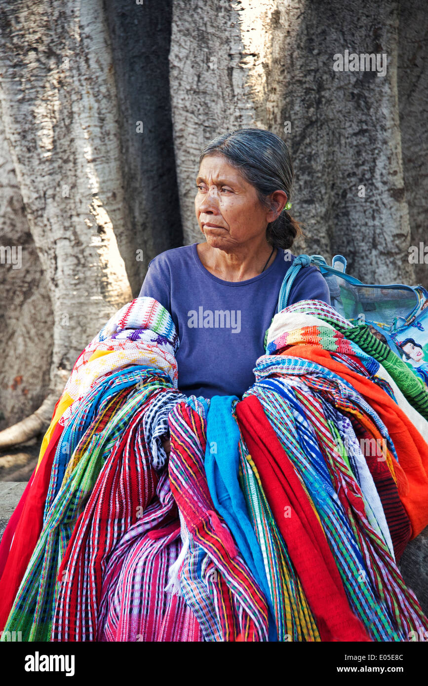 Mujer indígena vendiendo telas el zócalo de la ciudad de Oaxaca México Foto de stock