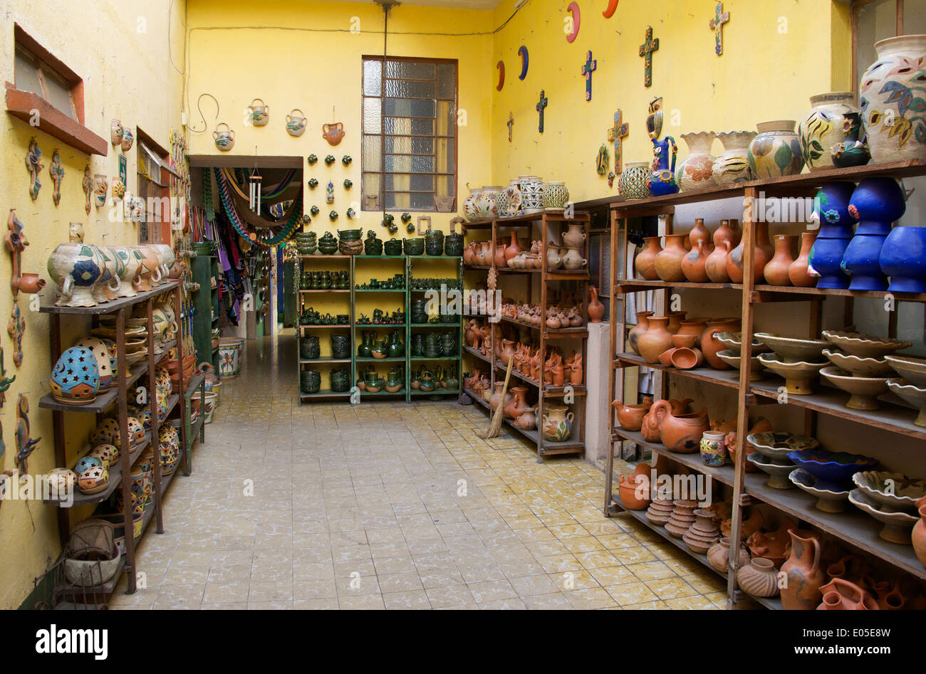 Interior de la tienda de cerámica de la ciudad de Oaxaca México Fotografía  de stock - Alamy