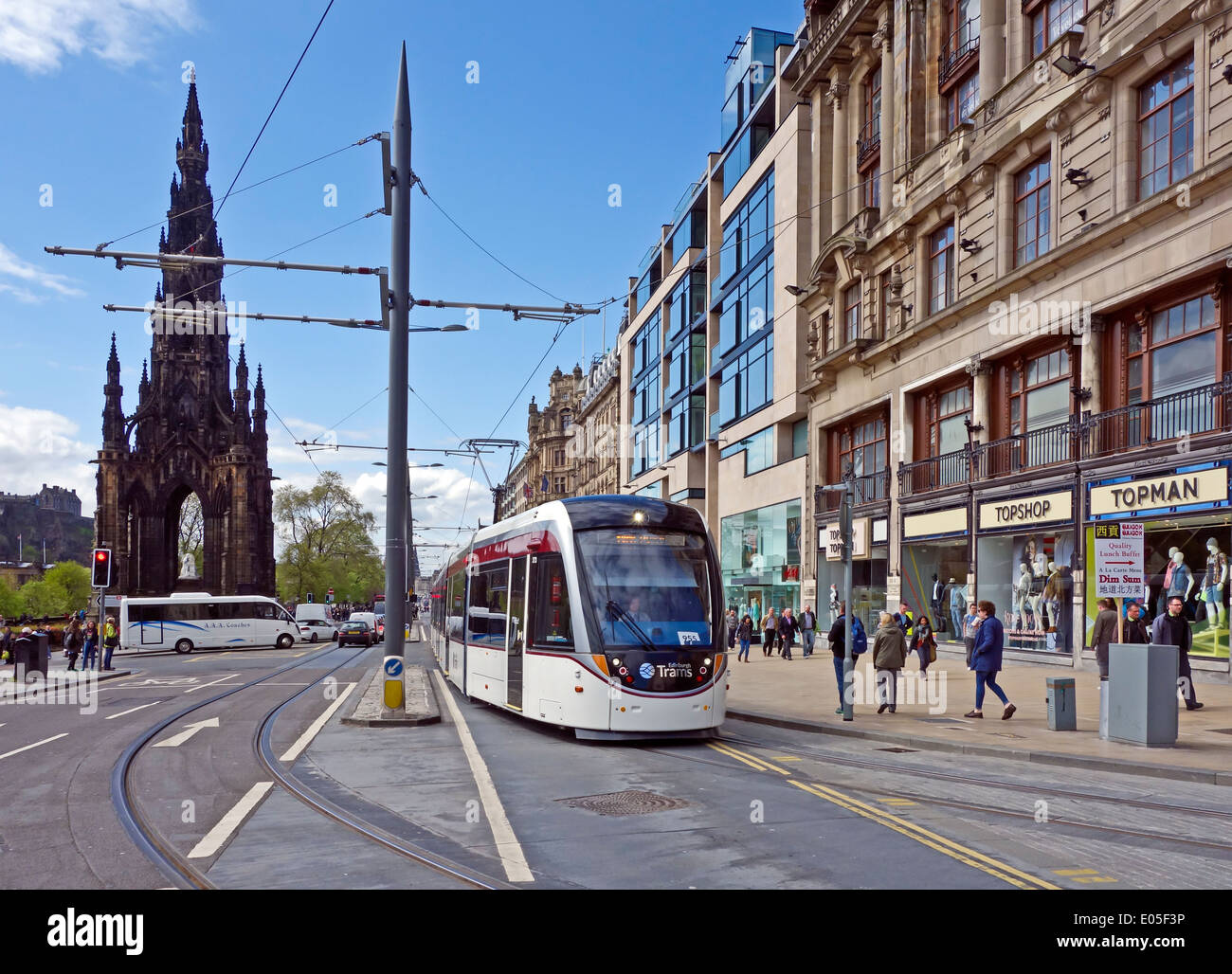 Tranvía de Edimburgo está girando desde Princes Street en South St Andrew Street en Edimburgo, Escocia, con el Monumento a Scott a la izquierda. Foto de stock
