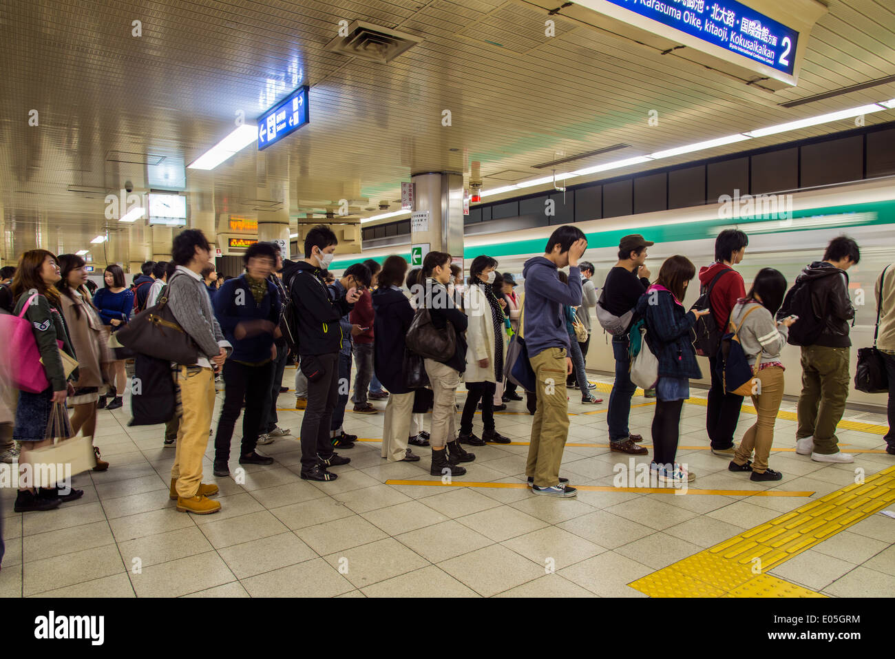 La gente en la línea esperando el metro tren, Kyoto, Japón Foto de stock
