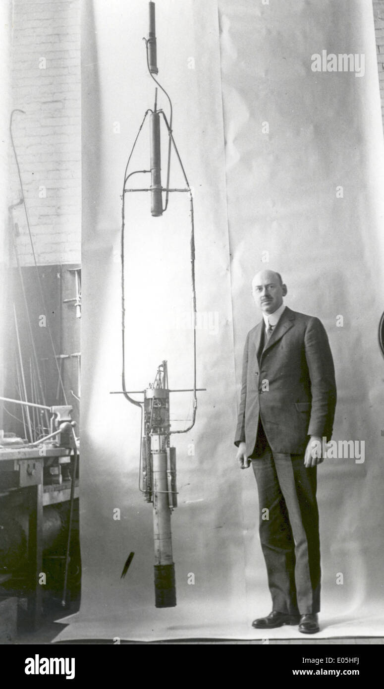 Robert Goddard con su Motor de doble efecto cohete en 1925 Foto de stock