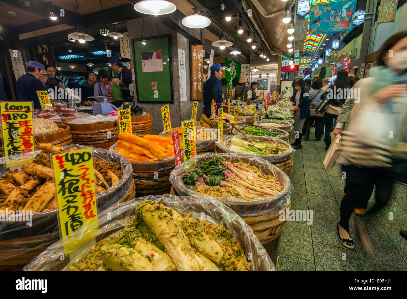 Alimentos frescos dentro de calado en el mercado de alimentos Nishiki, Kyoto, Japón Foto de stock
