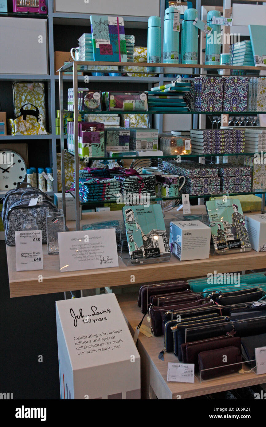 Colaboraciones de marca fotografías e imágenes de alta resolución Alamy