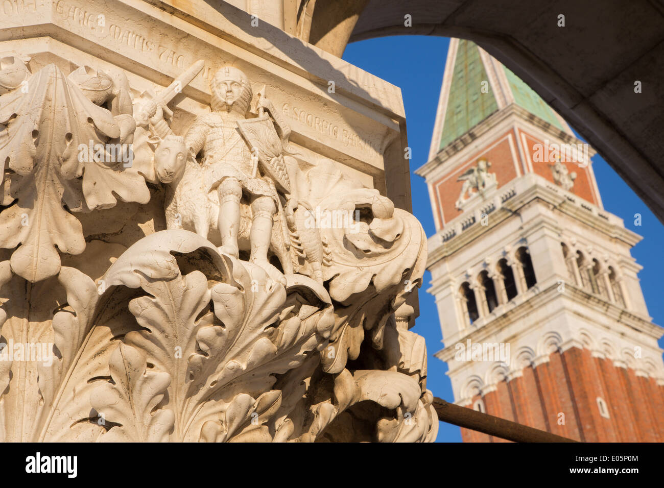 Venecia - Detalle de capital del Palacio Ducal y la torre del campanario en segundo plano. Foto de stock