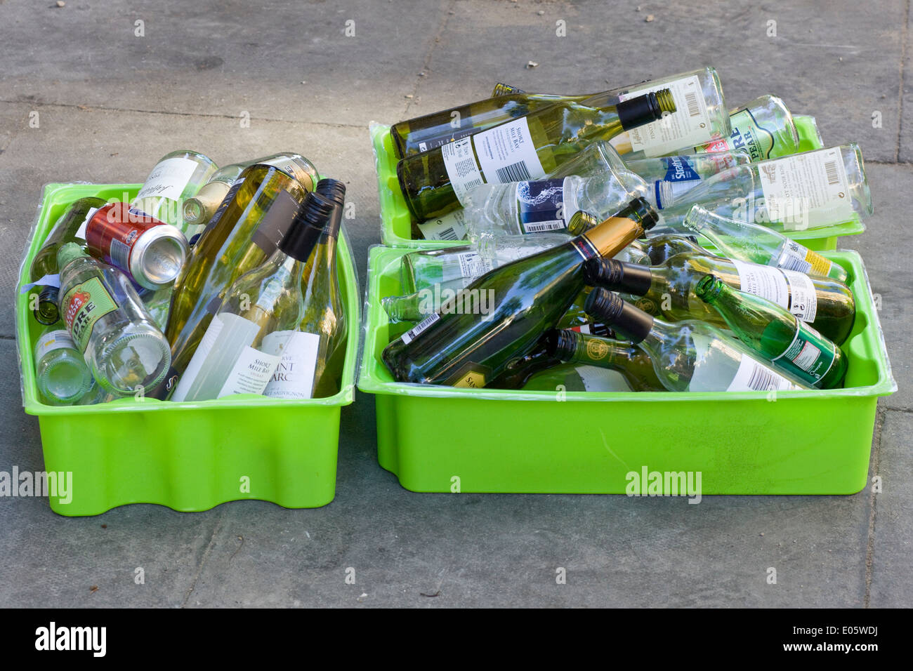 Reciclaje de Vidrio Las botellas de vino en una papelera de reciclaje listo para su recogida Foto de stock