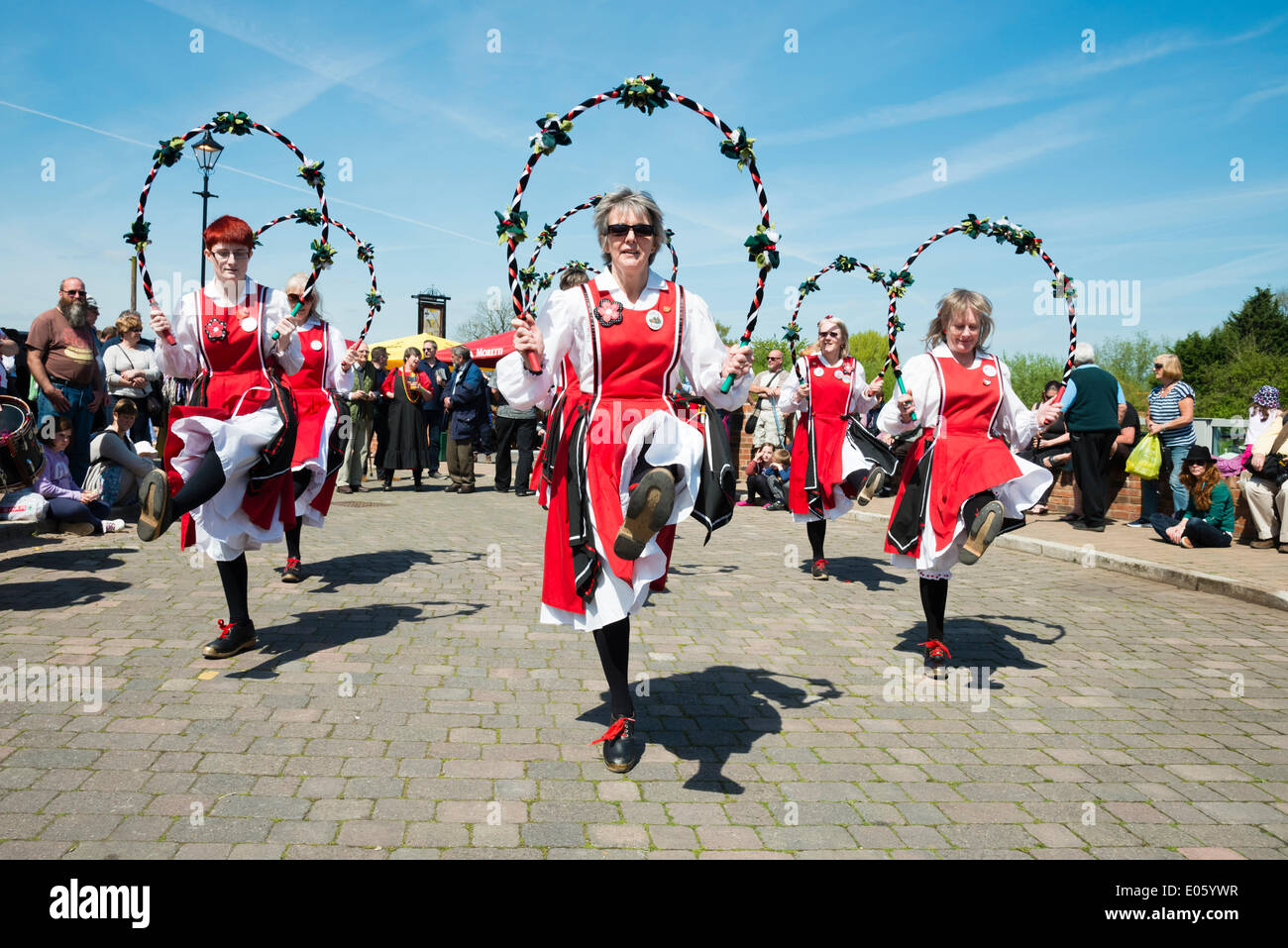 Upton en Severn, Worcestershire, Reino Unido. El 3 de mayo de 2014 bailarines folclóricos entretener a la gente en un hermoso día soleado. Morris femenino bailarines a Upton en Severn, Worcestershire, Reino Unido. Crédito: Robert Convery/Alamy Live News Foto de stock