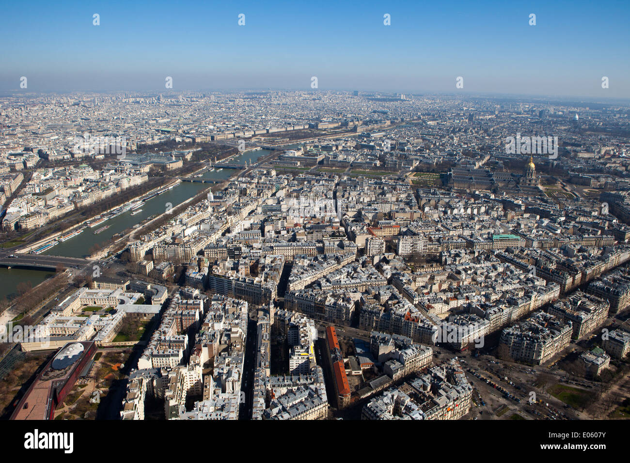 Multitudes De Personas Que Visitan La Capital De Francia Con Vistas A Paris Y La Torre Eiffel En Europa Fotografia De Stock Alamy