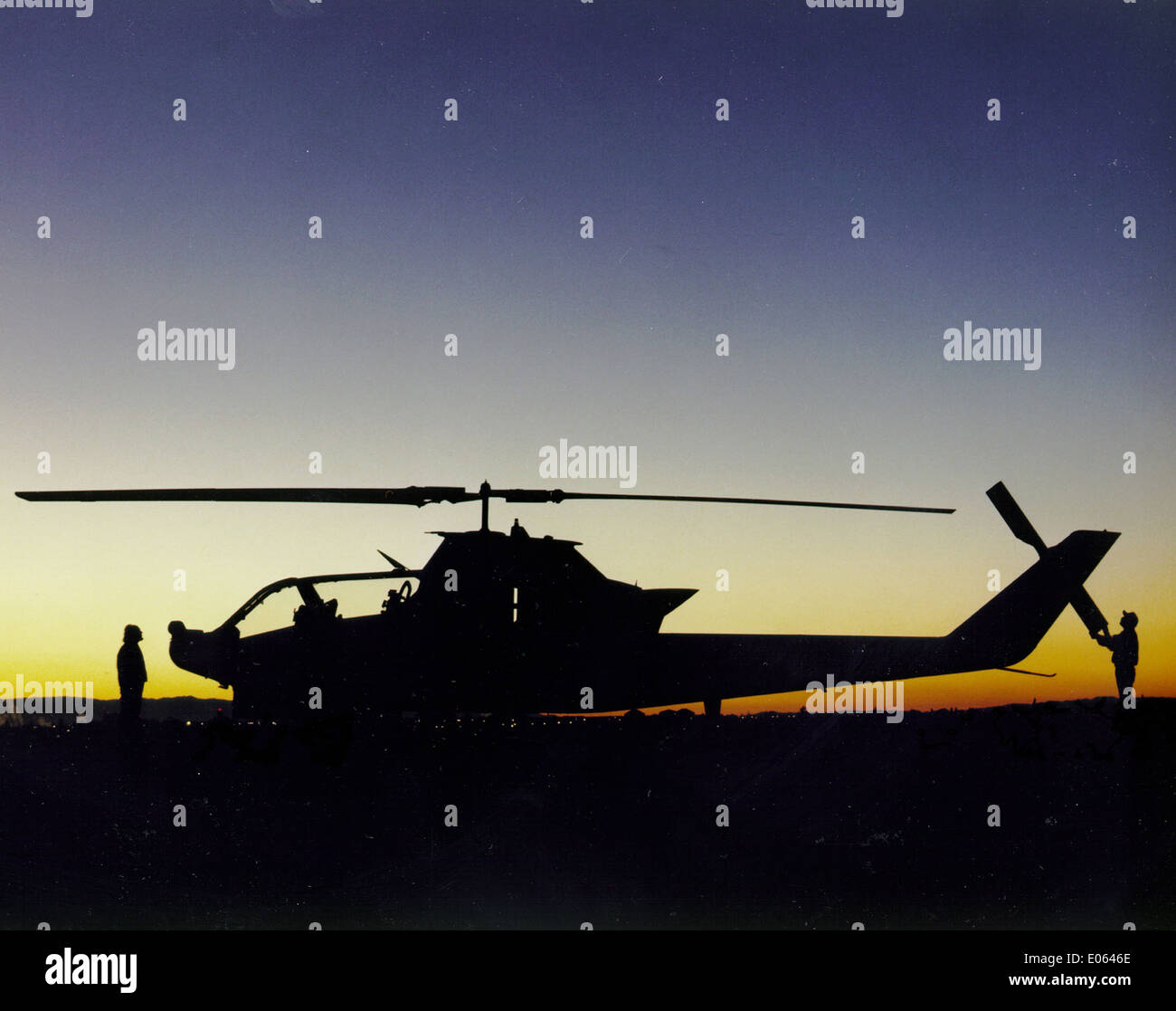 Helicóptero cobra al amanecer. Foto de stock
