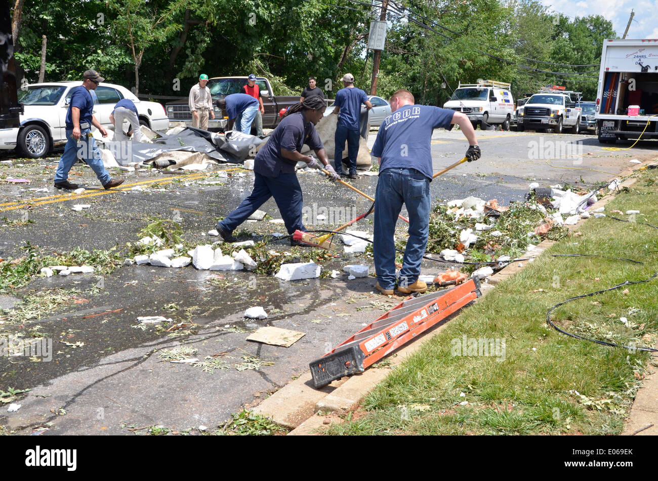Los trabajadores de limpieza después de una tormenta severa causando importantes daños en Bladensburg, Maryland Foto de stock