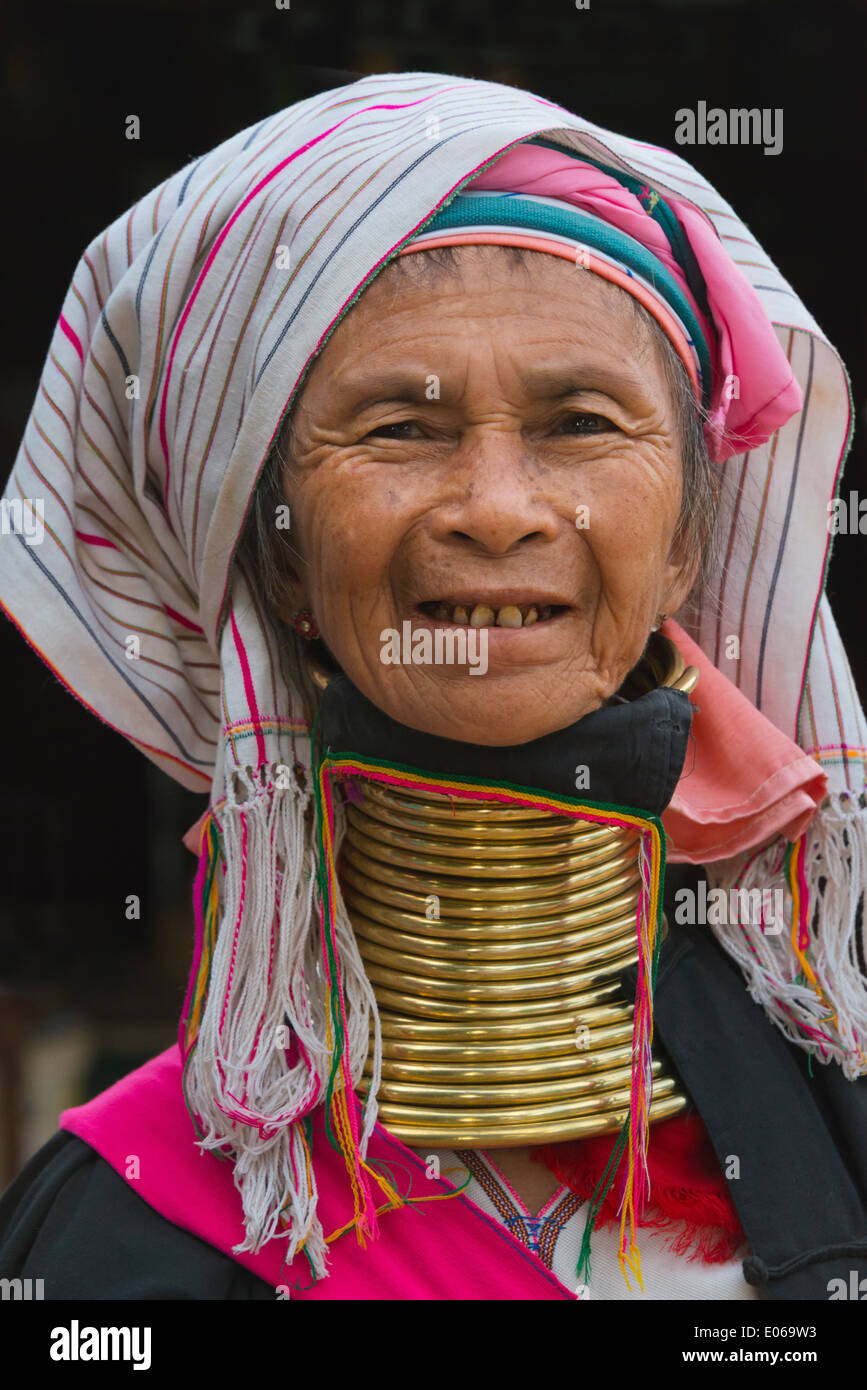 Padaung (Kayan Lahwi) mujer vistiendo bobinas de cuello de latón, Bagan, Myanmar Foto de stock