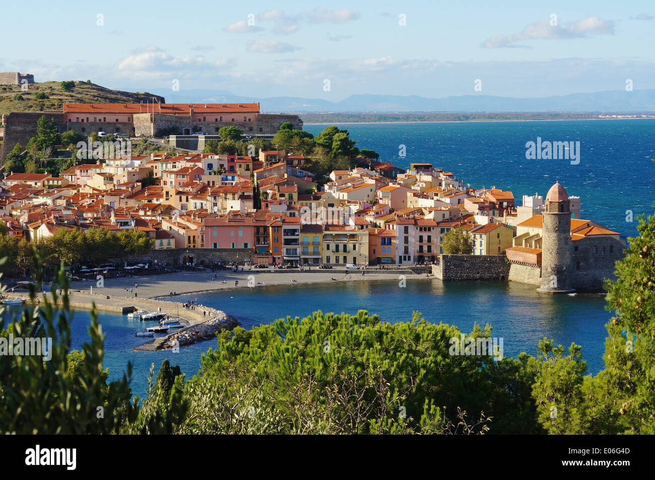 Collioure, localidad costera en el sur de Francia, el mar Mediterráneo, Languedoc Roussillon, Pirineos Orientales Foto de stock