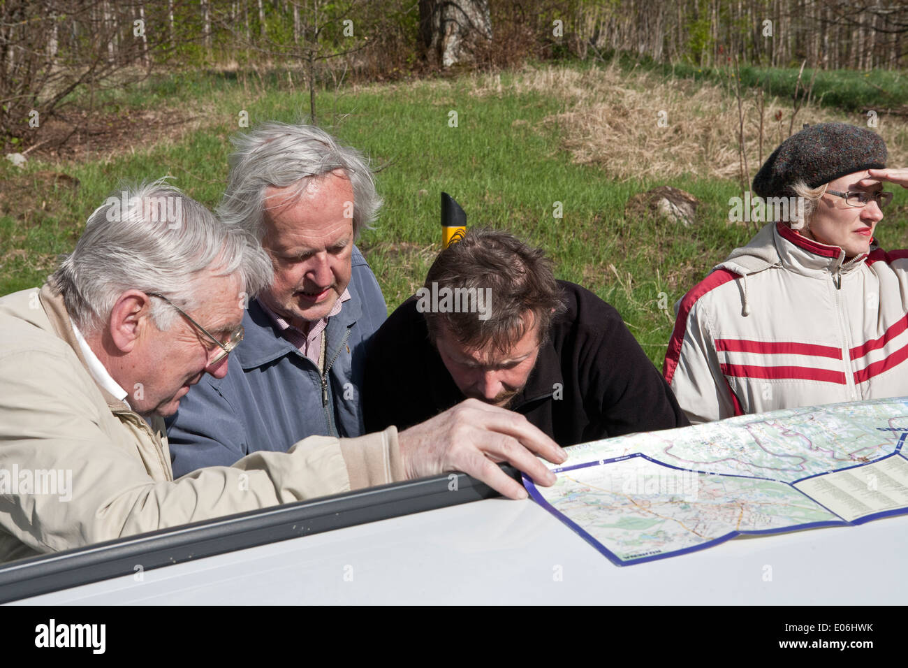 Grupo de viajeros buscando ubicación en el mapa en la región de Vidzeme Letonia Foto de stock
