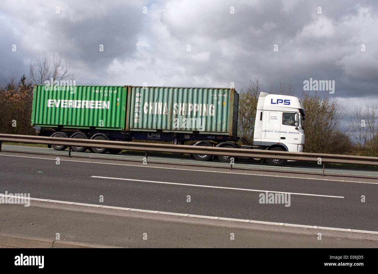 Un camión que transporta el LPS contenedores de transporte a lo largo de la autovía A46 en Leicestershire, Inglaterra Foto de stock