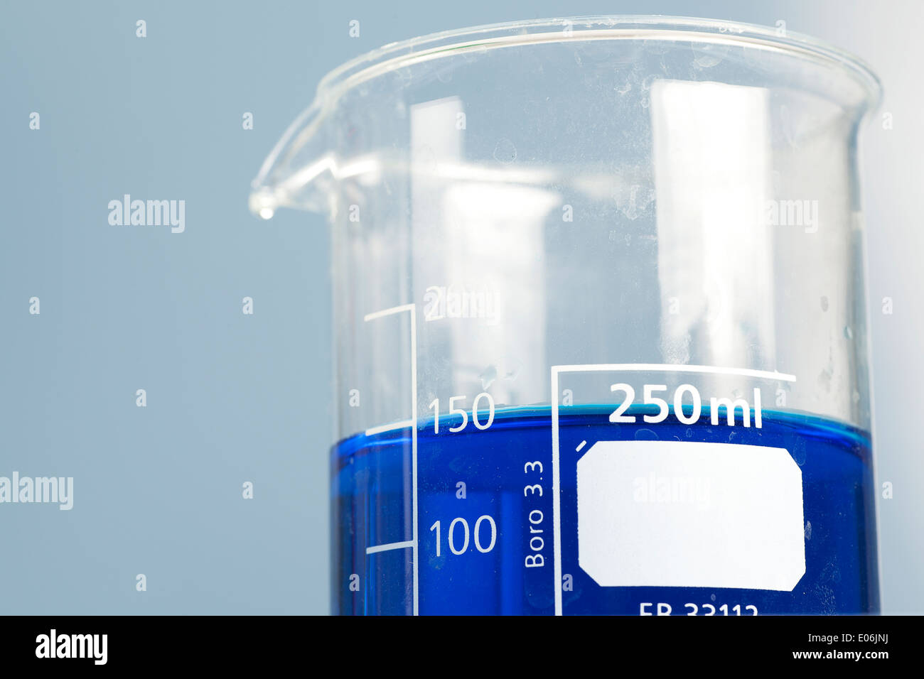 Vaso de precipitado de vidrio en el laboratorio lleno de soluciones azul  Fotografía de stock - Alamy
