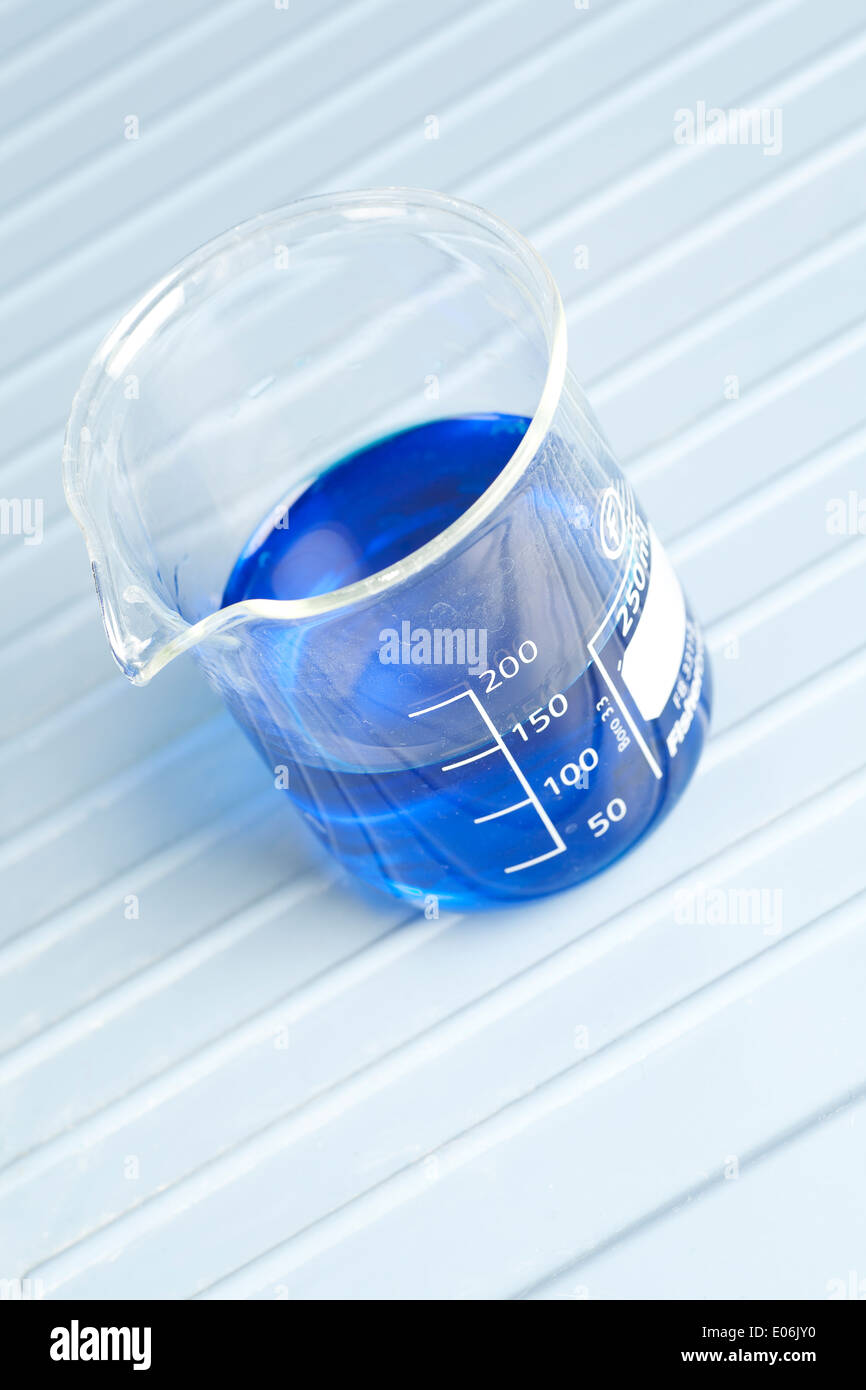 Vaso de precipitado de 200 ml en un disipador de laboratorio Fotografía de  stock - Alamy