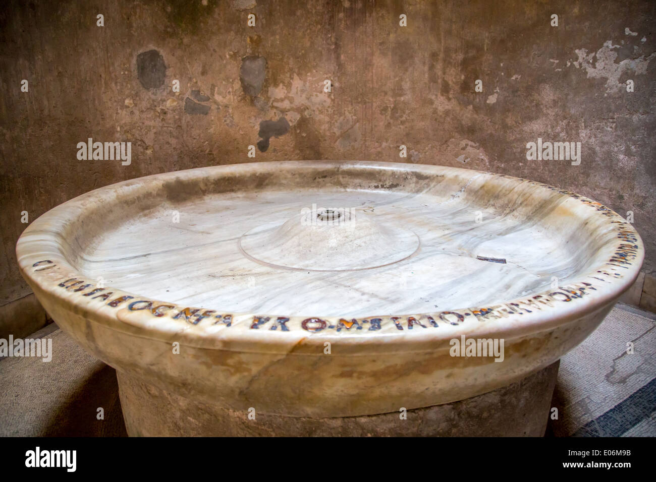 El calidarium (baños calientes) cuenca en las ruinas de la ciudad romana de Pompeya, Italia Foto de stock