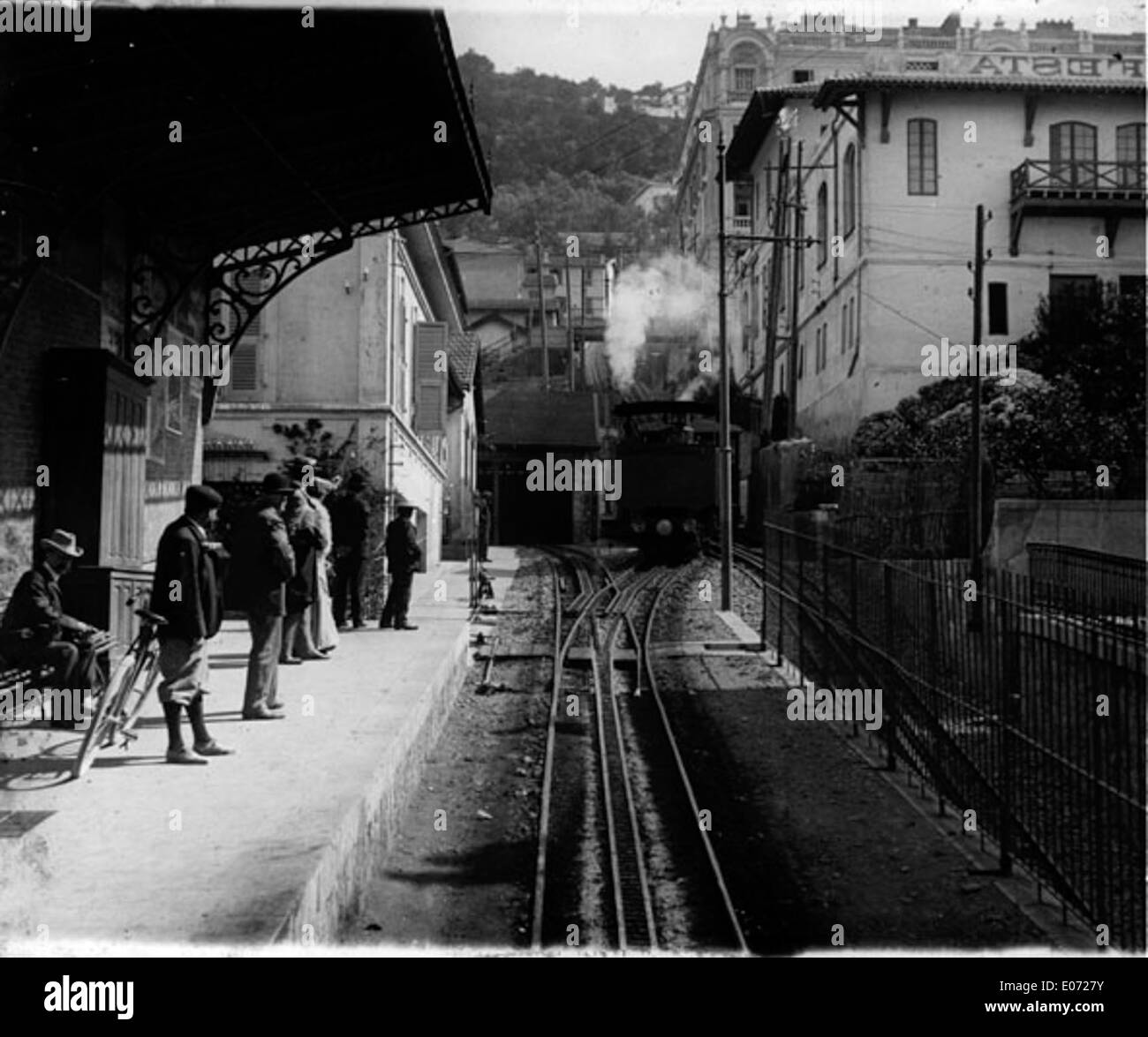 Arrivée d'un train en gare, voyageurs sur les quais, Monte-Carlo vers [1905] Foto de stock
