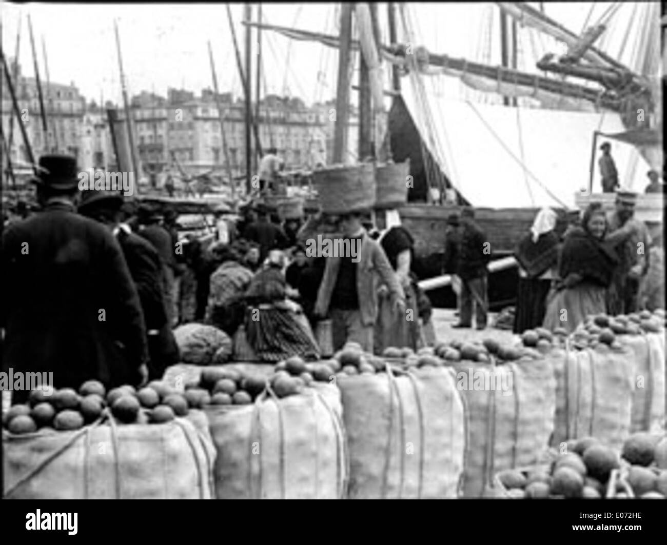 Marchandises sur le port, Marsella, avril 1899 Foto de stock