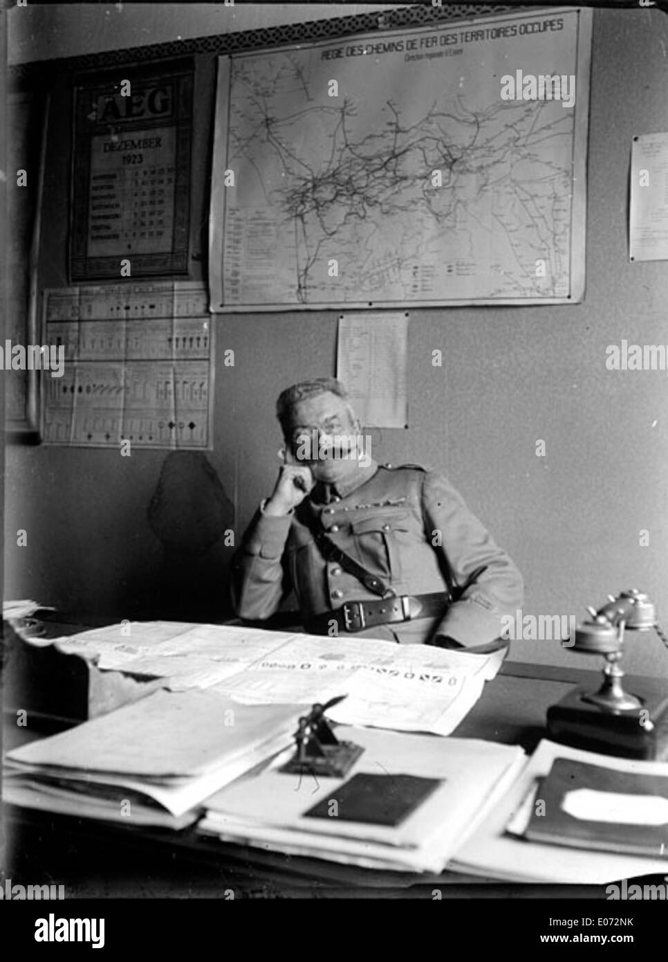 Officier militaire assis à hijo mesa, Régie des chemins de fer, Essen (Allemagne), décembre 1923 Foto de stock