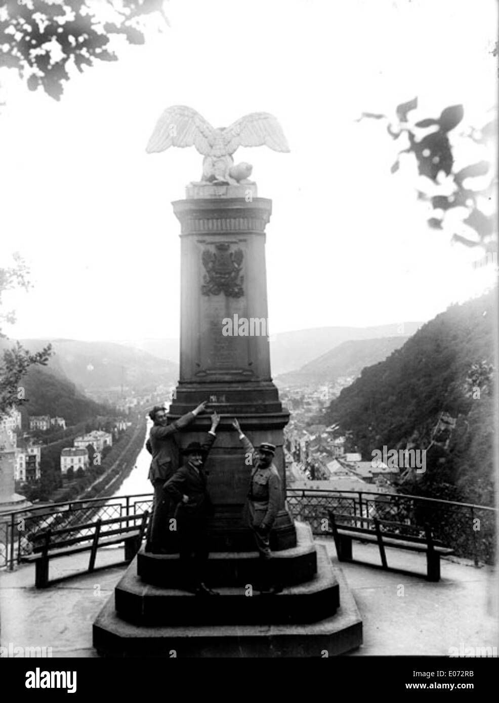 Enfants aux pieds du Monument aux morts de Bad Ems avec la ville en arrière-plan (Rhénanie-Palatinat) Foto de stock