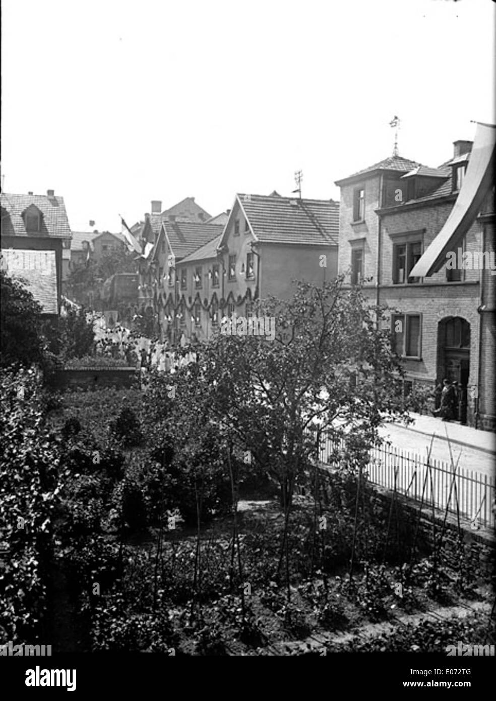 Jardin potager et maisons bordant une rue, Allemagne Foto de stock