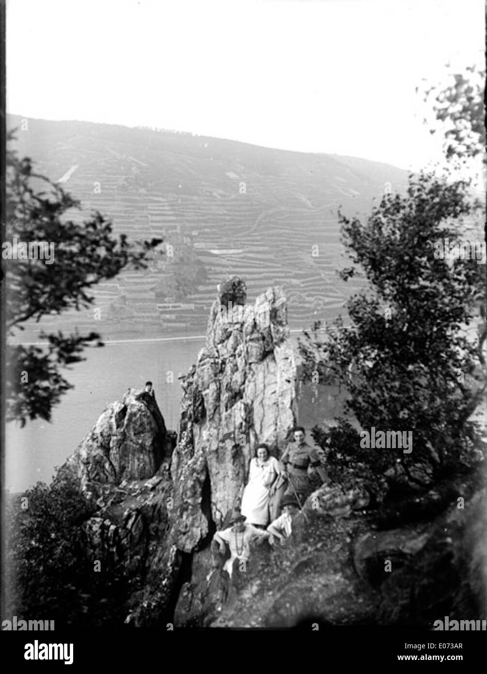Groupe posant Près d'un éperon dominante rocheux la Vallée du Haut-Rhin, Allemagne Foto de stock
