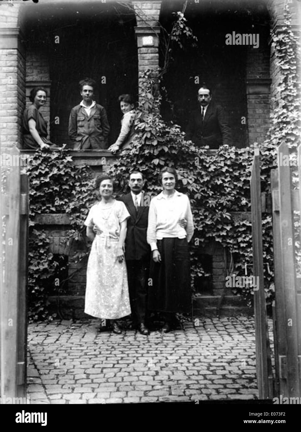 Photo de famille devant la maison avec Jules, Jeanne et Julie au premier plan, Allemagne Foto de stock