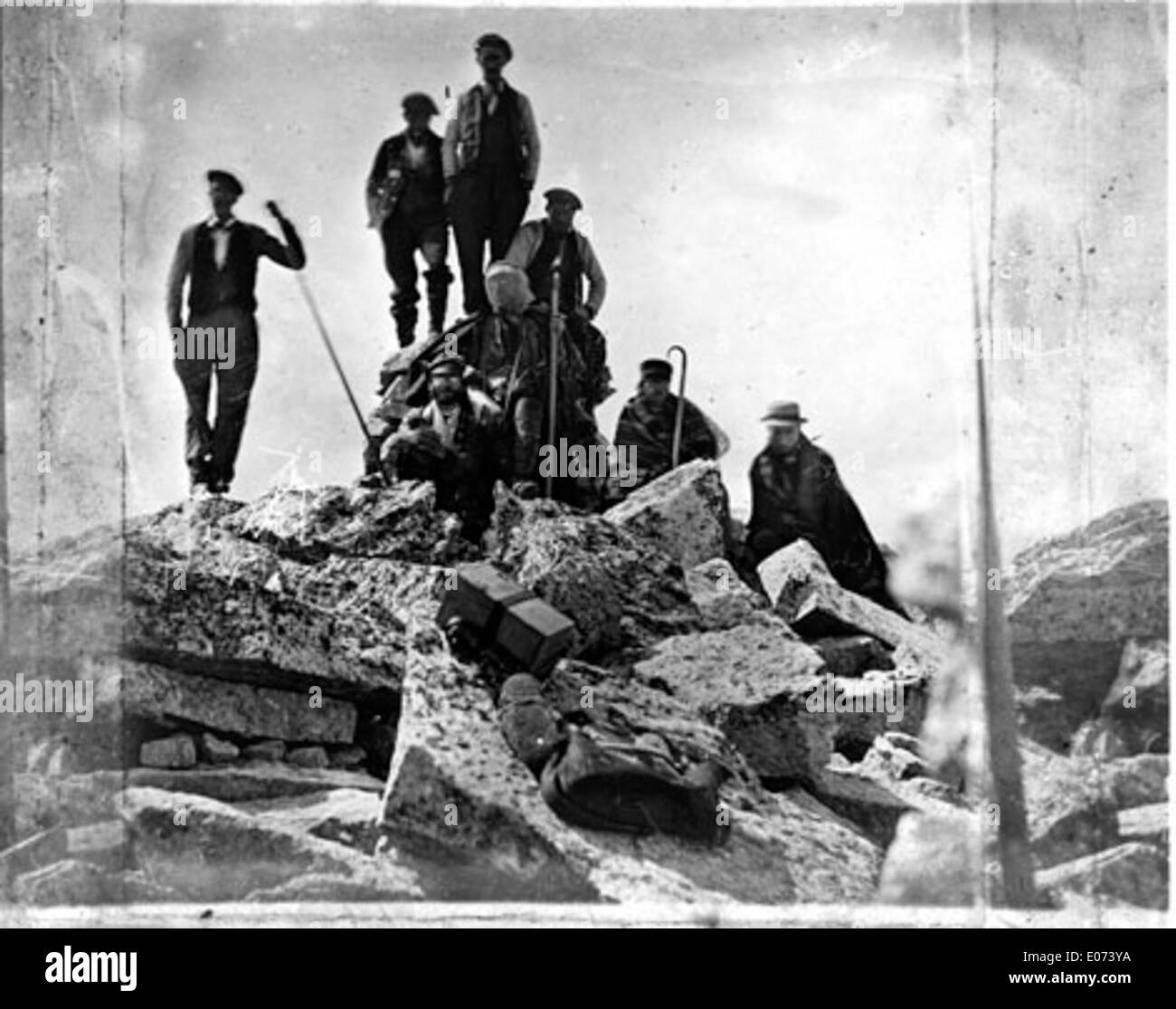 Membres du Club Alpin posant sur le sommet du Canigou, 1899 Foto de stock