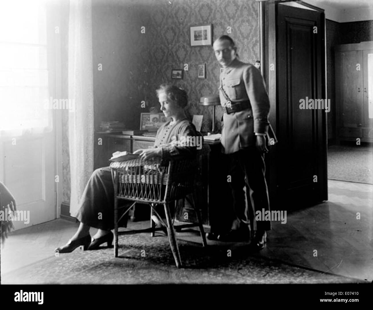 Femme et hijo mari lisant dans leur salon, Allemagne Foto de stock