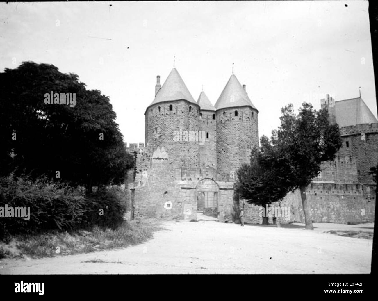 Entrée de l'enceinte d'un château médiéval localisé fortifié (no) Foto de stock