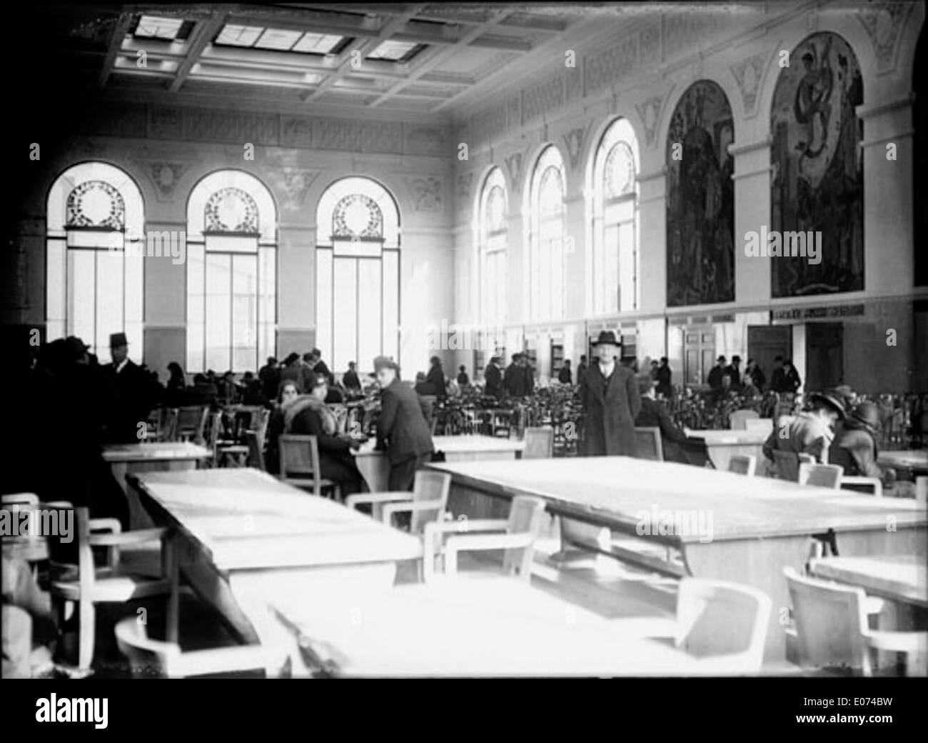 Vue de la grande Salle de charla de la Bibliothèque municipale de Toulouse, rue de Périgord, le jour de hijo inauguración, le 30 mars 1935 Foto de stock