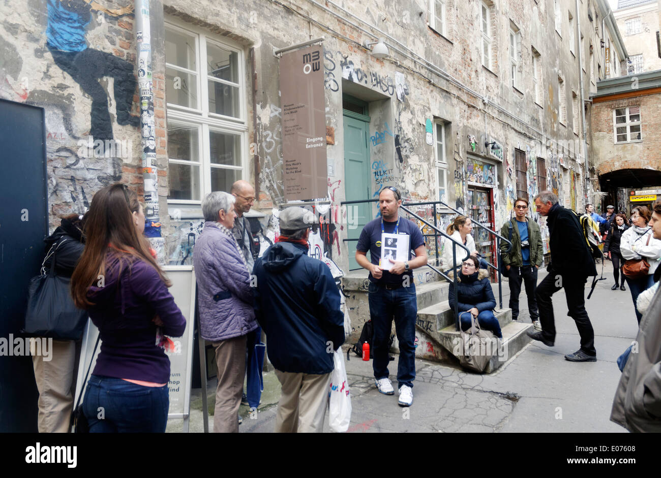 Un grupo de turistas fuera de la Otto Weidt Taller para ciegos museo en 39 Rosenthaler Strasse, Berlín Foto de stock
