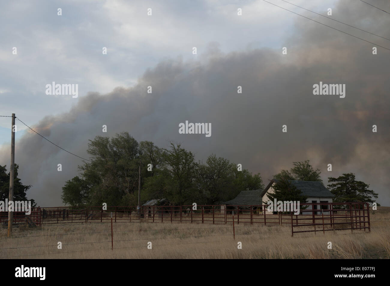 Mooreland, Oklahoma, Estados Unidos. El 4 de mayo de 2014. Los incendios de pasto, alimentado por 30+ mph vientos y temperaturas de Dígito triple arrasó, Oklahoma. Estas casas en Mooreland estaban dentro de una milla de un incendio. Crédito: James Pratt / Alamy Live News Foto de stock