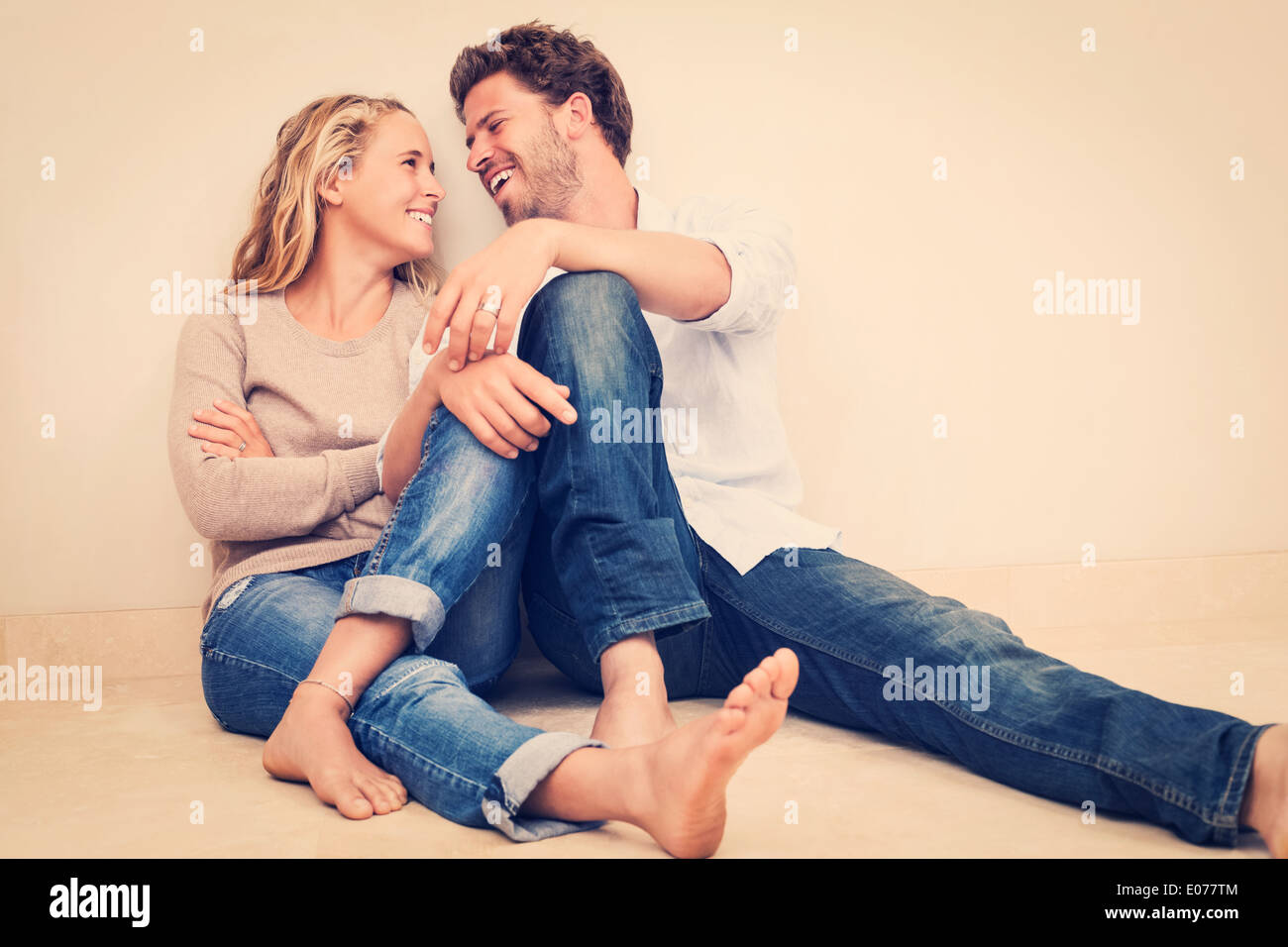 Feliz pareja joven en casa Foto de stock