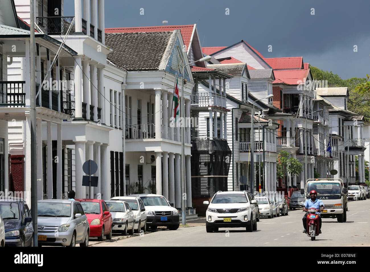 Casas coloniales holandeses en Waterkant Street (costanera) en Paramaribo, capital de Surinam, en América del Sur Foto de stock