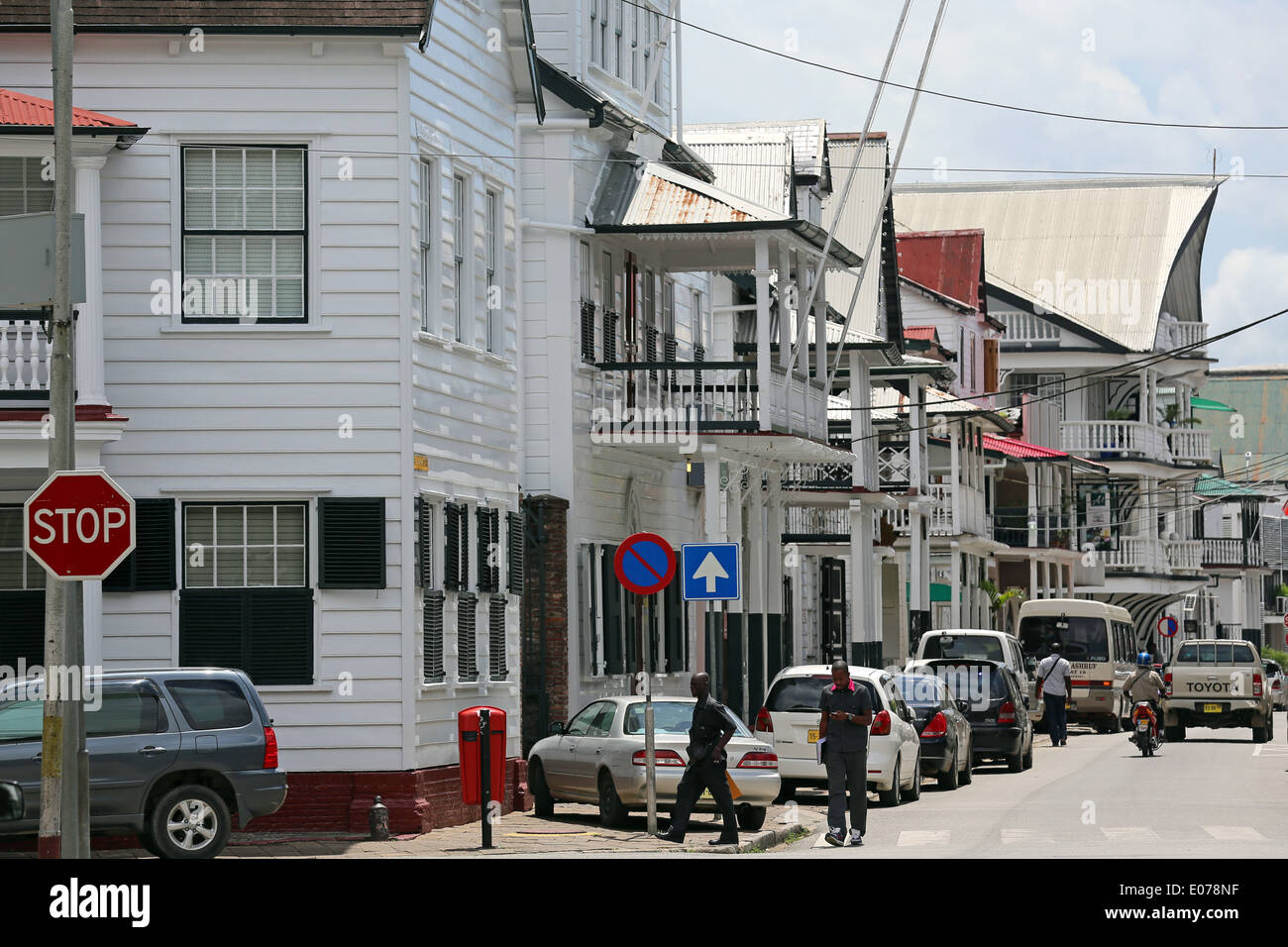 Casas coloniales holandeses en Waterkant Street (costanera) en Paramaribo, Surinam, en América del Sur Foto de stock
