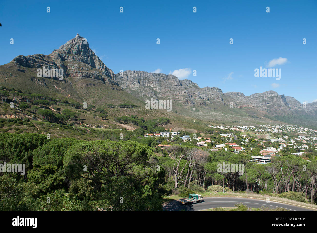 Table Mountain Doce Apóstoles Panorama de Camps Bay, Ciudad del Cabo, Sudáfrica Foto de stock