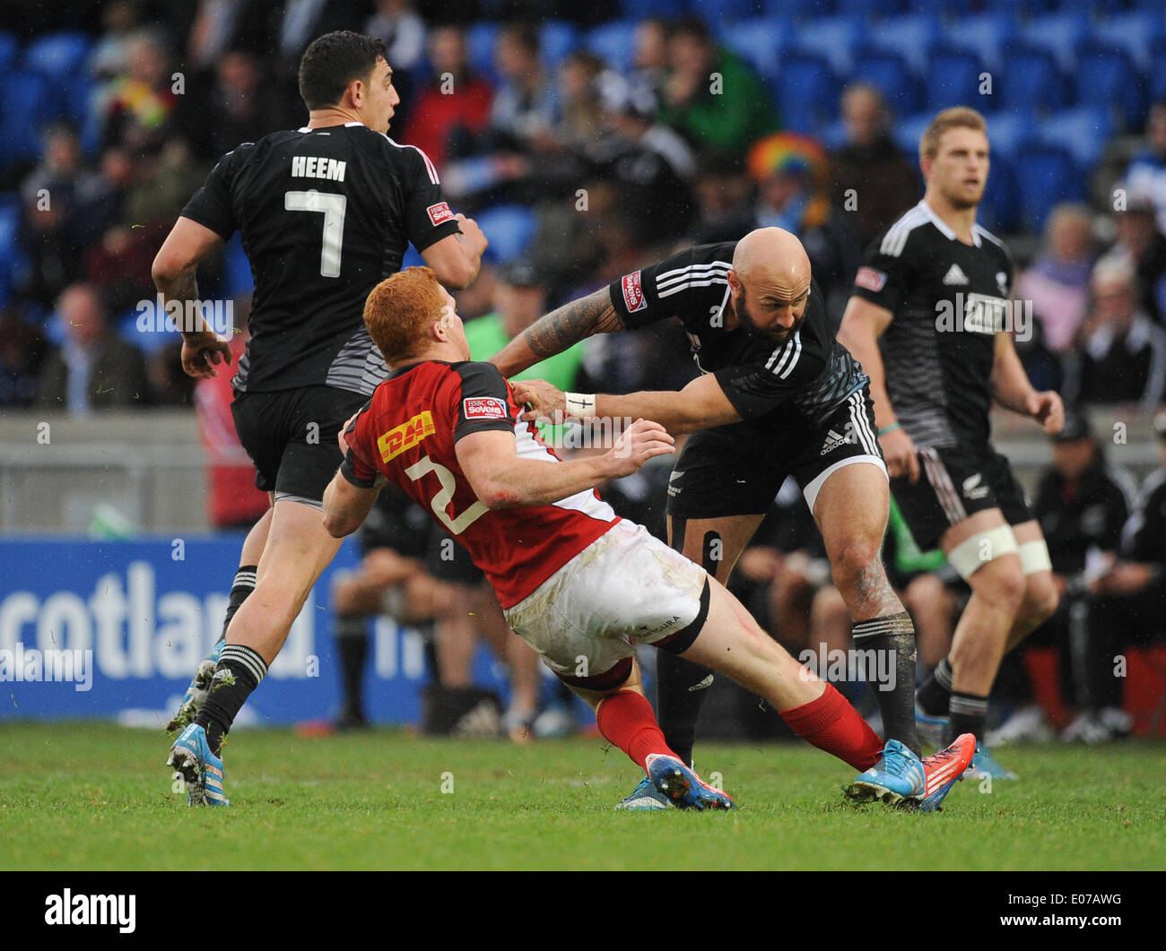 Glasgow, Escocia, Reino Unido. El 4 de mayo de 2014. D J Forbes de Nueva Zelandia empuja off Connor Braid de Canadá durante la final de la Copa entre Nueva Zelandia y el Canadá en el HSBC IRB Glasgow torneo de rugby Sevens que se celebrará en el estadio Scotstoun en Glasgow. Foto por Roger Sedres/ImageSA/Alamy Live News Foto de stock