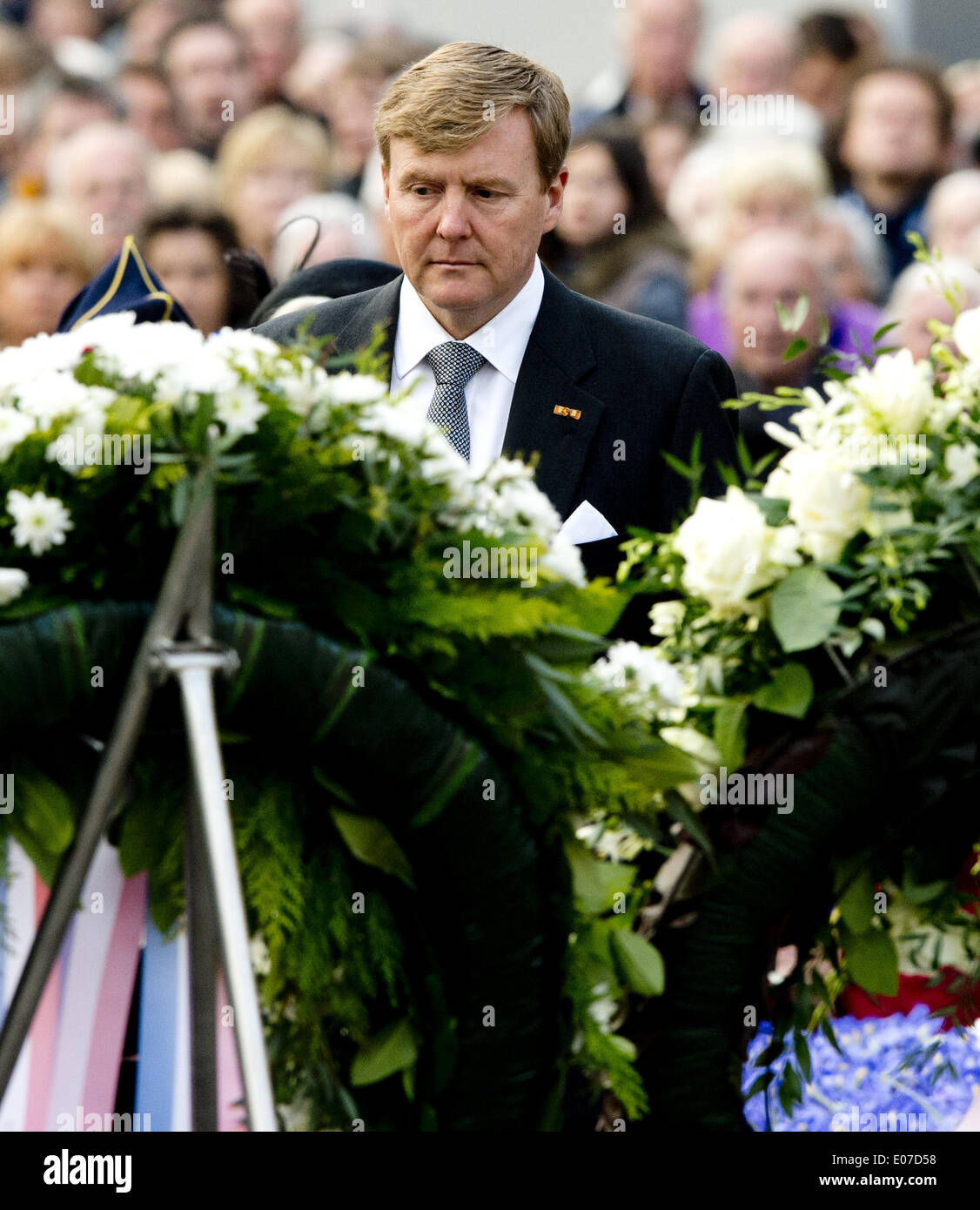 Mayo 4, 2014 - Amsterdam, Holanda - 4-5-2014 AMSTERDAM - la Reina y el Rey de Maxima Willem-Alexander en la ceremonia de colocación wearth (Dodenherdenking) en el memorial de la segunda guerra mundial en el monumento op de Dam en Amsterdam. Koning Willem-Alexander en Koningin MÃ¡xima 4 mei aanwezig zijn zondagavond bij de Nationale Herdenking en Amsterdam (Crédito de la Imagen: © Robin Utrecht/NurPhoto/ZUMAPRESS.com) Foto de stock