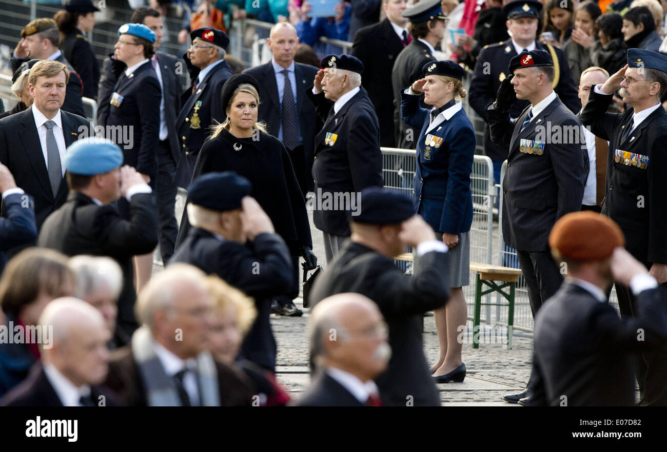 Mayo 4, 2014 - Amsterdam, Holanda - 4-5-2014 AMSTERDAM - la Reina y el Rey de Maxima Willem-Alexander en la ceremonia de colocación wearth (Dodenherdenking) en el memorial de la segunda guerra mundial en el monumento op de Dam en Amsterdam. Koning Willem-Alexander en Koningin MÃ¡xima 4 mei aanwezig zijn zondagavond bij de Nationale Herdenking en Amsterdam (Crédito de la Imagen: © Robin Utrecht/NurPhoto/ZUMAPRESS.com) Foto de stock