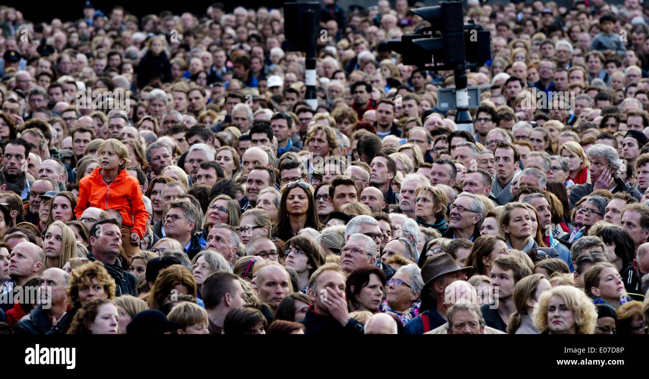 Mayo 4, 2014 - Amsterdam, Holanda - 4-5-2014 AMSTERDAM - la Reina y el Rey de Maxima Willem-Alexander en la ceremonia de colocación wearth (Dodenherdenking) en el memorial de la segunda guerra mundial en el monumento op de Dam en Amsterdam. Koning Willem-Alexander en Koningin MÃ¡xima 4 mei aanwezig zijn zondagavond bij de Nationale Herdenking en Amsterdam (Crédito de la Imagen: © Robin Utrecht/NurPhoto/ZUMAPRESS.com) Foto de stock