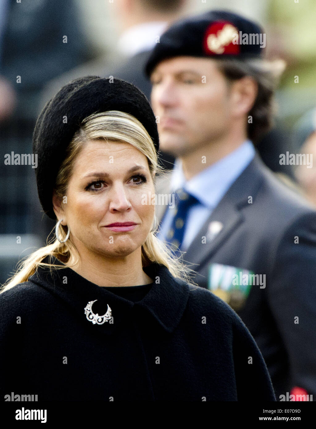 Mayo 4, 2014 - Amsterdam, Holanda - 4-5-2014 AMSTERDAM - la Reina y el Rey de Maxima Willem-Alexander en la ceremonia de colocación wearth (Dodenherdenking) en el memorial de la segunda guerra mundial en el monumento op de Dam en Amsterdam. Koning Willem-Alexander en Koningin MÃ¡xima 4 mei aanwezig zijn zondagavond bij de Nationale Herdenking en Amsterdam (Crédito de la Imagen: © Robin Utrecht/NurPhoto/ZUMAPRESS.com) Foto de stock