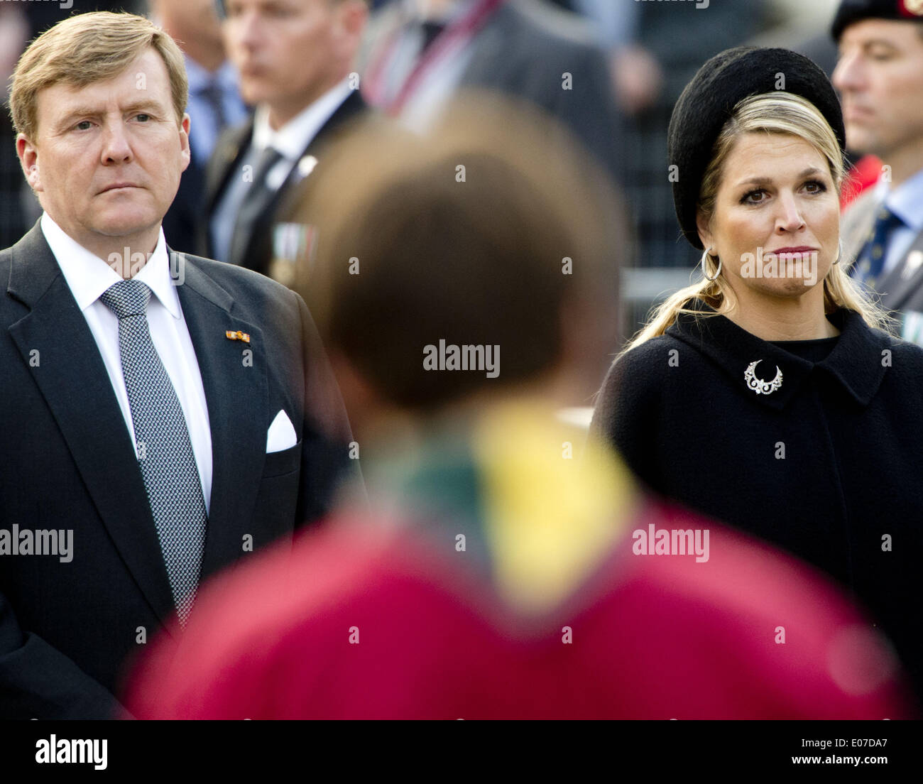 Mayo 4, 2014 - Amsterdam, Holanda - 4-5-2014 AMSTERDAM - la Reina y el Rey de Maxima Willem-Alexander en la ceremonia de colocación wearth (Dodenherdenking) en el memorial de la segunda guerra mundial en el monumento op de Dam en Amsterdam. Koning Willem-Alexander en Koningin MÃ¡xima 4 mei aanwezig zijn zondagavond bij de Nationale Herdenking en Amsterdam (Crédito de la Imagen: © Robin Utrecht/NurPhoto/ZUMAPRESS.com) Foto de stock