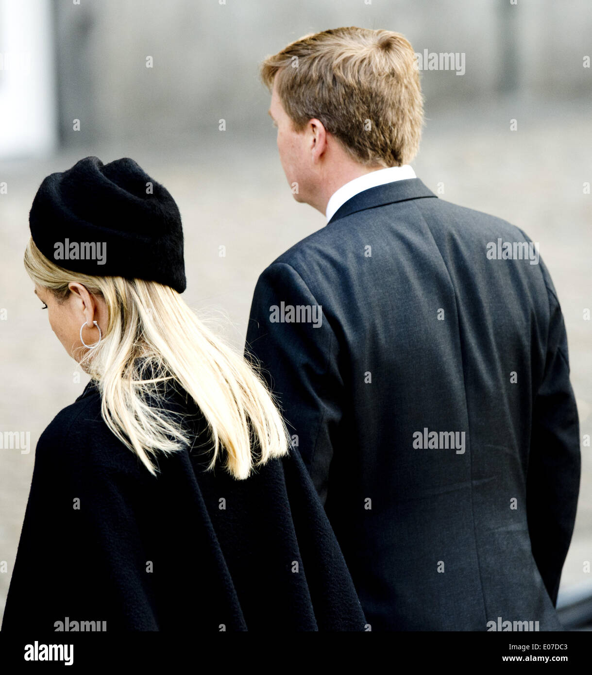 Mayo 4, 2014 - Amsterdam, Holanda - 4-5-2014 AMSTERDAM - la Reina y el Rey de Maxima Willem-Alexander en la ceremonia de colocación wearth (Dodenherdenking) en el memorial de la segunda guerra mundial en el monumento op de Dam en Amsterdam. Koning Willem-Alexander en Koningin MÃ¡xima 4 mei aanwezig zijn zondagavond bij de Nationale Herdenking en Amsterdam (Crédito de la Imagen: © Robin Utrecht/NurPhoto/ZUMAPRESS.com) Foto de stock